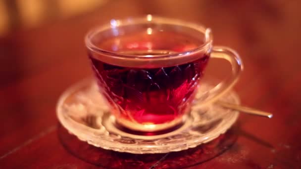 Miękkie koncentruje się zaparzania herbaty gorący czarny — Wideo stockowe