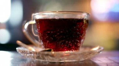 Sıcak siyah çay demleme