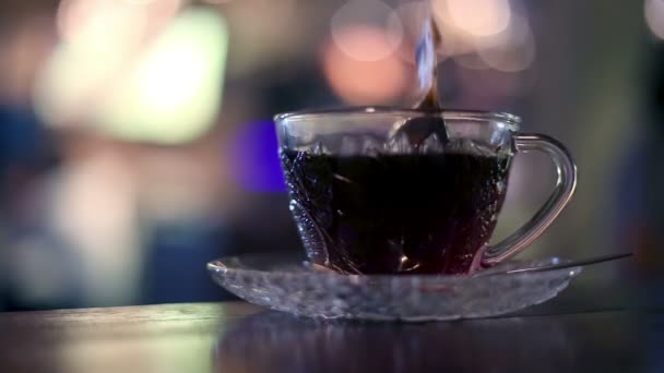 Thé noir dans un sac infusé à l'eau chaude 