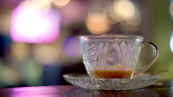 Άδειο τσάι Κύπελλο αριστερά στο καφενείο — Αρχείο Βίντεο