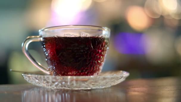 Preparazione di tè nero con acqua calda in una tazza di vetro — Video Stock