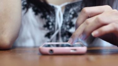 Genç kız smartphone tarama yumuşak odaklı