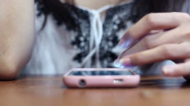 Genç kız smartphone tarama yumuşak odaklı