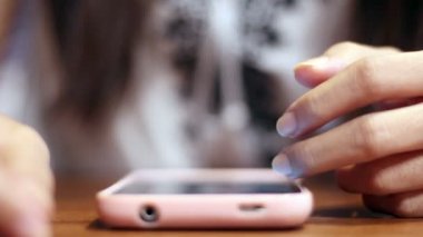 Yumuşak odaklı kızın tarama smartphone eller