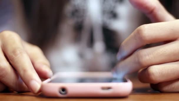 Мягкие сосредоточенные руки девушки просматривают смартфон — стоковое видео