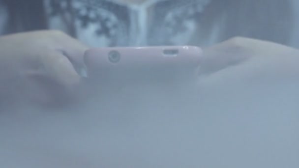 Texting e navegação smartphone para contato de emergência, fumaça espalhando — Vídeo de Stock