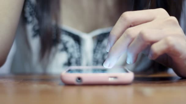 Soft centrado chica joven navegando teléfono inteligente mientras se propaga el humo — Vídeo de stock