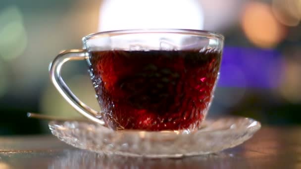 Black tea brewed with hot water — Stock Video