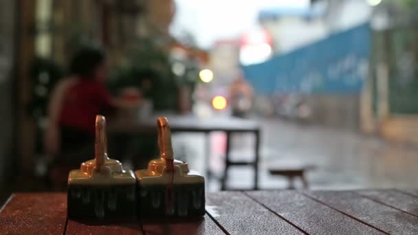 Dia chuvoso vista de rua do restaurante ao ar livre em Phnom Penh, Camboja — Vídeo de Stock