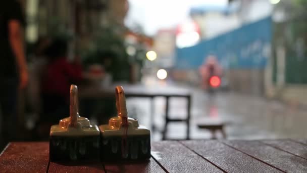 Dia chuvoso vista de rua do restaurante ao ar livre em Phnom Penh, Camboja — Vídeo de Stock