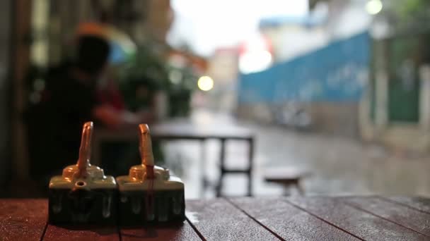 Phnom Penh, Kamboçya'da açık hava restoranı yağmurlu bir gün sokak görünümü — Stok video