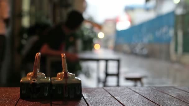 Phnom Penh, Kamboçya'da açık hava restoranı yağmurlu bir gün sokak görünümü — Stok video