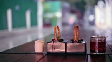 Tablo soslar ve açık Restoran, Phnom Penh, Kamboçya'dan yağışlı sokak görünümü