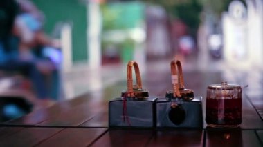 Tablo soslar ve açık Restoran, Phnom Penh, Kamboçya'dan yağışlı sokak görünümü