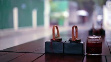 Yağmurlu bir gün sokak görünümü açık restoran ve tablo soslar