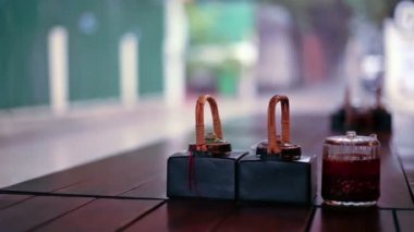 Yağmurlu bir gün sokak görünümü açık restoran ve tablo soslar