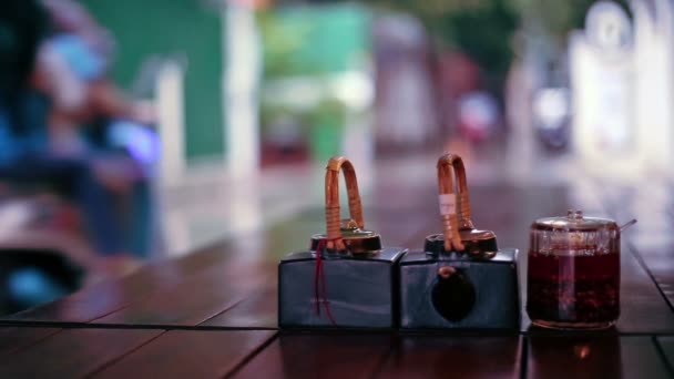 Salsas de mesa y vistas a la calle de lluvia desde el restaurante al aire libre, Phnom Penh, Camboya — Vídeos de Stock