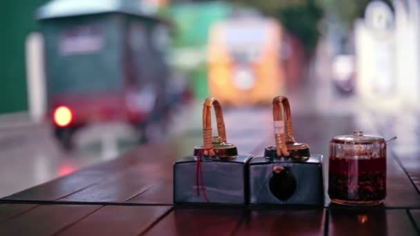 Sauces de table et vue sur la rue pluvieuse depuis le restaurant en plein air, Phnom Penh, Cambodge — Video