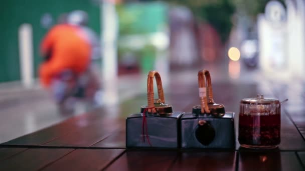 Sauces de table et vue sur la rue pluvieuse depuis le restaurant en plein air, Phnom Penh, Cambodge — Video