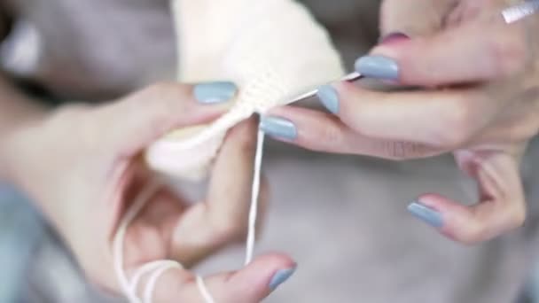 젊은 여자의 손에 crocheting의 클로즈업 — 비디오