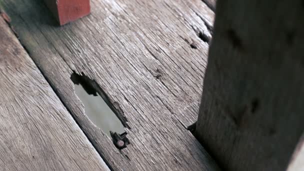 Oude overwater Huis vloer en houten balken closeup — Stockvideo