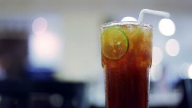 Kireç dilim ve bulanık Restoran arka plan ile buzlu çay