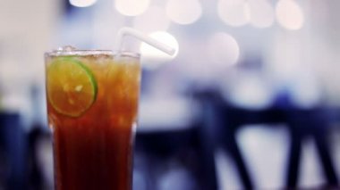 Yumuşak kireç dilim ve Restoran arka plan ile buzlu çay odaklı