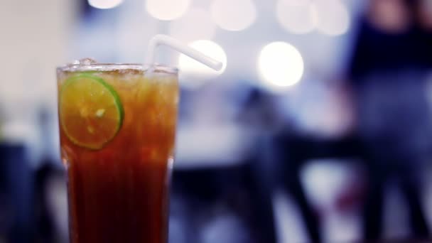 Mjukt fokus Iced tea med lime skiva och restaurang bakgrund — Stockvideo