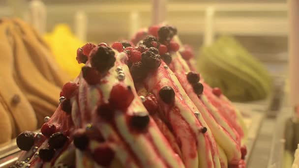 Italian gelato ice cream and berries — Stock Video