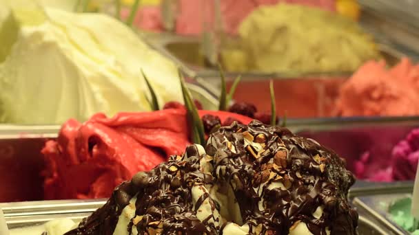 Ιταλικό gelato παγωτό και σοκολάτα καρύδια — Αρχείο Βίντεο
