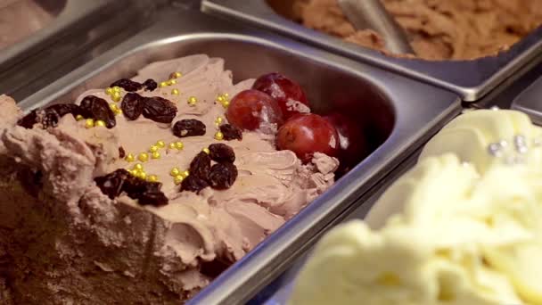 Italiaanse gelato ijs en rozijnen — Stockvideo