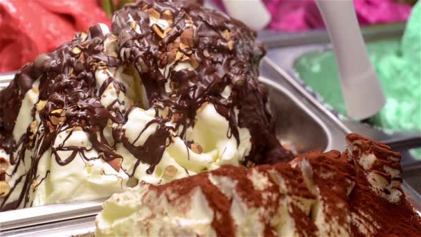 Italiaanse gelato ijs en chocolade noten — Stockvideo