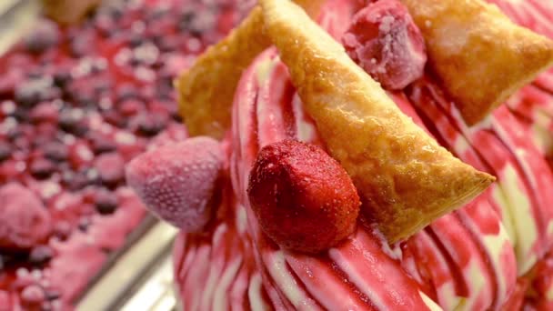 Italské gelato zmrzlinou a jahody tíseň koláč polevou — Stock video