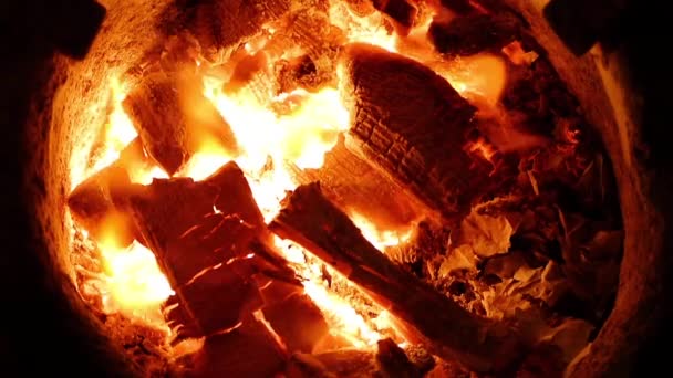 Brandende houtskool in een buiten klei kachel — Stockvideo