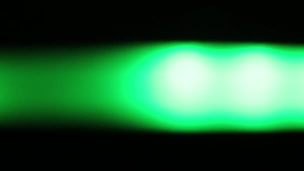Горизонтально движущийся зелёный свет ночью — стоковое видео