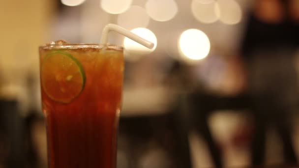 Ice tea with lime slice — Stock Video