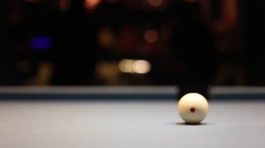 Bir barda sekiz top havuzu bilardo oynarken