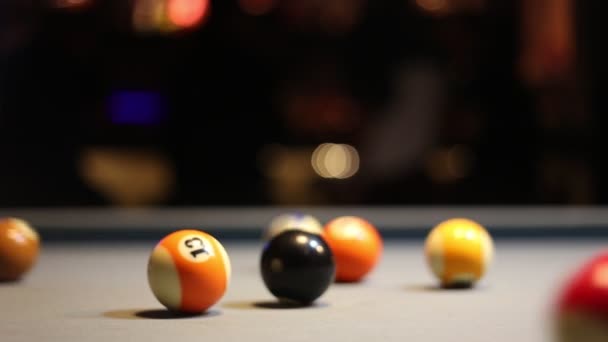 Jogando bilhar de oito bolas em um bar — Vídeo de Stock