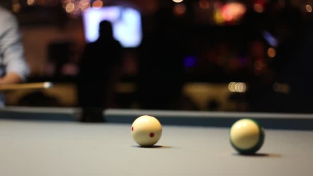 Jogando bilhar de oito bolas em um bar — Vídeo de Stock