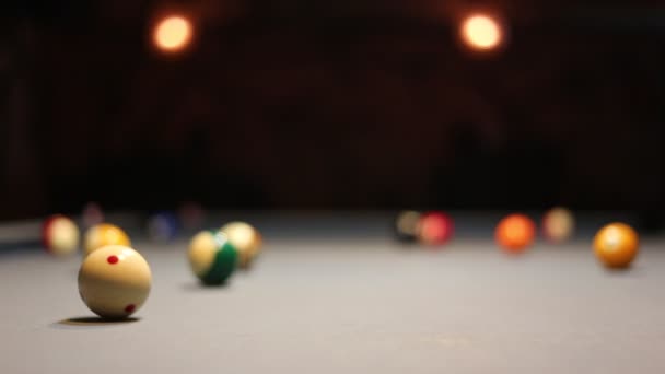 Spela 8-ball pool biljard i en bar — Stockvideo