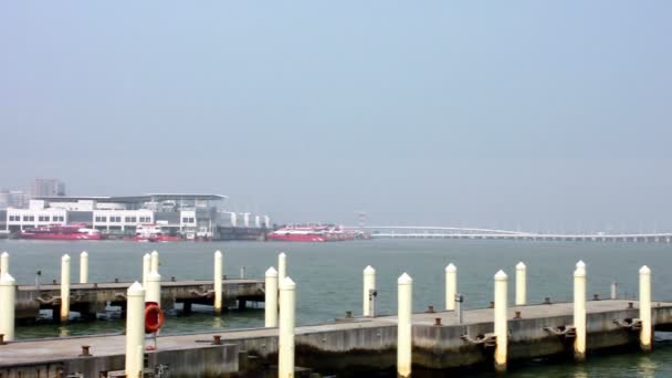 Puestos de amarre en Macau Fishermans Wharf y vista de la terminal de ferry del puerto exterior — Vídeos de Stock