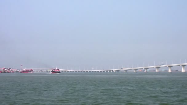 Jetfoils heen en terug van Macau met uitzicht op de Vriendschapsbrug — Stockvideo