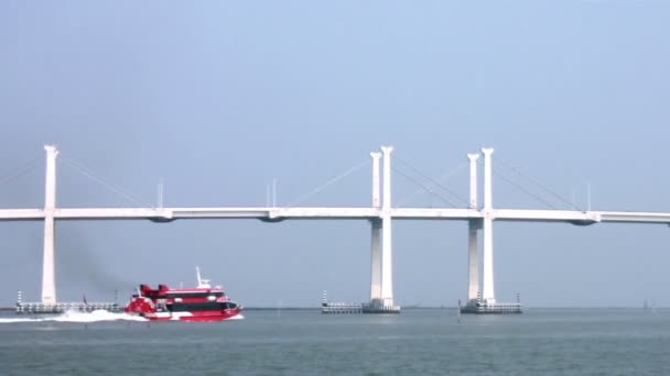 Jetfoil navighează sub podul Prieteniei din Macao — Videoclip de stoc