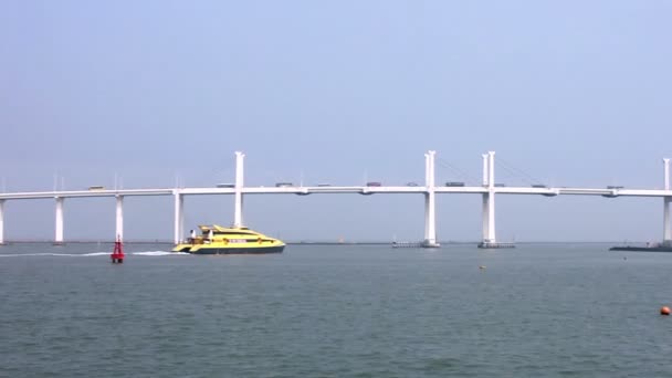 Jetfoil navegando sob a ponte da Amizade em Macau — Vídeo de Stock