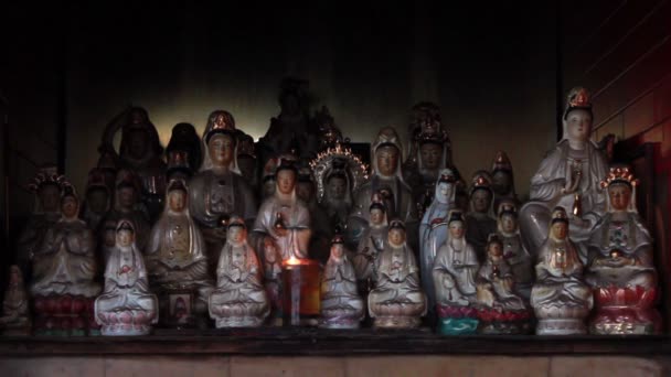 Vecchie figurine cinesi di porcellana di Guan Shi Yin Bodhisattva — Video Stock