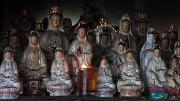 Oud Chinees porselein beeldjes van Guan Shi Yin Bodhisattva — Stockvideo