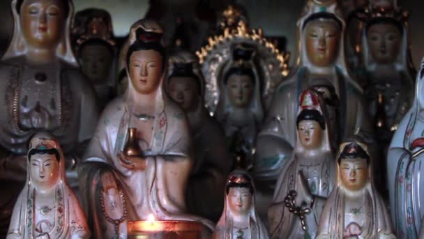 Vecchie figurine cinesi di porcellana di Guan Shi Yin Bodhisattva — Video Stock