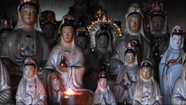 Vecchie figurine cinesi di porcellana di Guan Shi Yin Bodhisattva — Video Stock