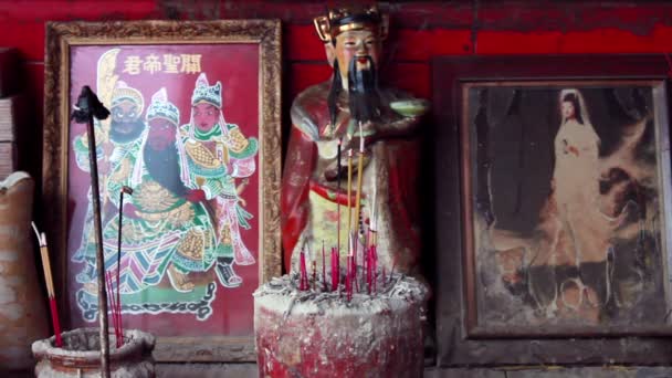 Божественные китайские исторические деятели и Гуань Ши Инь Бодхисаттва — стоковое видео