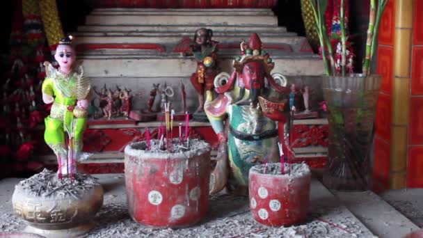 Chinese en Thaise religieuze beeldjes op straat heiligdom in Macau — Stockvideo